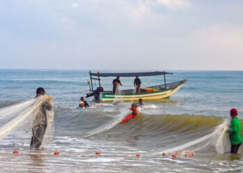 Jumlah nelayan laut di seluruh negara direkodkan semakin berkurangan pada tahun lalu, terutamanya di tujuh negeri. - UTUSAN /PUQTRA HAIRRY