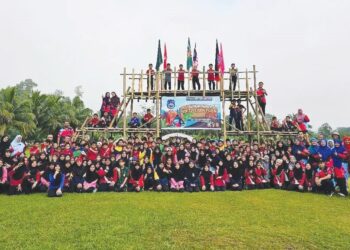 Semua peserta bergambar kenangan 
di hadapan menara buluh di padang Sekolah Kebangsaan Batu Melintang, Jeli Kelantan.
