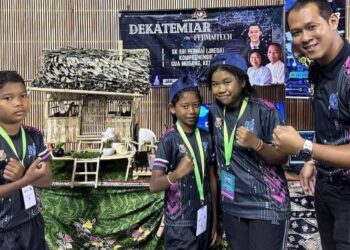 AHMAD Najmuddin (kanan) bersama Romzi (kiri) Mekrenik dan Siti Saleha menunjukkan model sistem robotik Dekatemiar yang dihasilkan oleh mereka.