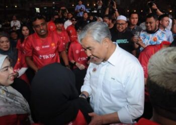 AHMAD ZAHID Hamidi beramah mesra dengan para peserta sempena menghadiri acara Peringkat Akhir Liga Profesional Mobile Legends: Bang Bang Malaysia (MPLMY) di Kompleks Sukan EduCity, Iskandar Puteri, hari ini.