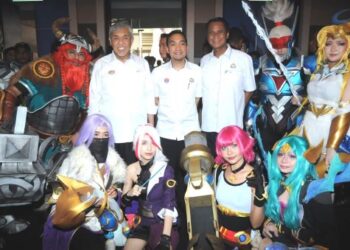 AHMAD Zahid Hamidi dan Onn Hafiz Ghazi bergambar bersama-sama karakter watak mobile legends sempena menghadiri acara Peringkat Akhir Liga Profesional Mobile Legends: Bang Bang Malaysia (MPLMY) di Kompleks Sukan EduCity, Iskandar Puteri, hari ini.