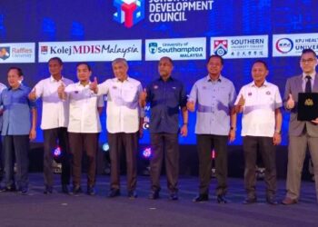 AHMAD Zahid Hamidi (tengah) dan Onn Hafiz Ghazi bergambar bersama-sama wakil universiti serta hospitaliti pada Majlis Pelancaran JTDC dan Karnival Kerjaya di Pusat Konvensyen Antarabangsa Persada Johor, Johor Bahru.