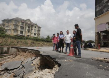 YEW Jia Haur membuat tinjauan di lokasi tanah runtuh di Jalan Maju 1/14, Taman Lembah Maju, Pandan Indah di sini hari ini.