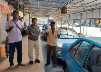 (KIRI) ABDULLAH Mohd. Amin, Mohd. Noor Abu Bakar dan Suppiah Ghandi menunjukkan tanda tiada menumpang setelah menunggu hampir empat jam di Terminal Pengangkutan Awam, di Pontian, disini, hari ini. – UTUSAN/Muhammad Zikri