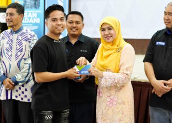 DARI kiri, Pengerusi TEKUN Nasional, Dato' Abdullah Sani Abd Hamid, penerima bantuan, Ahli Lembaga Pemegang Amanah YBR, Encik Md Asyraf Zulfadhly Md Zainudin, Ahli Lembaga Pemegang Amanah YBR, Datin Hajah Faizah Ariffin dan Pengurus Jabatan Komunikasi Korporat YBR, Encik Mohamad Ghazali Zainal Abidin di Majlis Penyerahan Sumbangan Bantuan Bakul Makan Yayasan Bank Rakyat Terengganu.