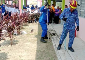 ANGGOTA APM berjaya menangkap seekor ular sawa batik di SRA JAIM al-Faizin, Taman Sutera, Alor Gajah, Melaka.