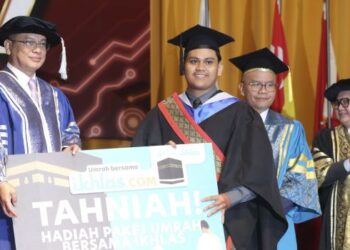 MOHD. Na'im Mokhtar menyampaikan anugerah kepada penerima Anugerah Pingat Emas Menteri, Muhammad Harith Hazriq Mohd Rudyherman yang merupakan graduan Diploma Pentadbiran Perniagaan pada Majlis Konvokesyen Kolej Profesional Baitulmal Kuala Lumpur (KPBKL) kali ke-17 di Pusat Kebudayaan dan Kesenian Sultan Salahuddin Abdul Aziz Shah, Universiti Putra Malaysia (UPM) hari ini. - UTUSAN/AMIR KHALID