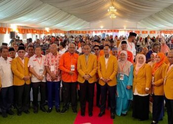 DZULKEFLY Ahmad bergambar bersama kepemimpinan Pakatan Harapan (PH) dan Barisan Nasional (BN) serta perwakilan pada Majlis Perasmian Konvensyen Parti Amanah Negara (Amanah) di Bandar Darul Aman di Kubang Pasu Kedah hari ini
