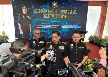 AZAM Baki (tengah) semasa sidang akhbar selepas majlis perasmian Pejabat SPRM cawangan Keningau, hari ini.