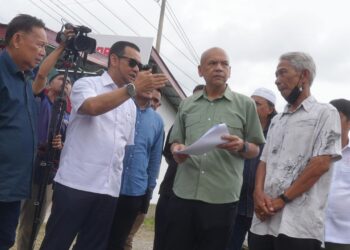 ARMIZAN Mohd. Ali (dua kanan) semasa melawat lokasi projek naik taraf Jalan Lok Kawi di Kinarut, Papar semalam.