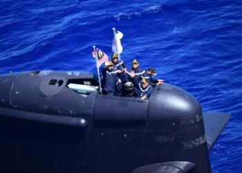 MOHAMED Khaled ketika tinjauan operasi Kapal Peronda Luar Pesisir (OPV) KD Selangor di Laut China Selatan.