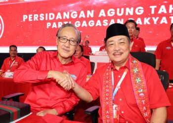 HAJIJI Noor (kanan) bersama Timbalan Presiden, Datuk Seri Masidi Manjun semasa Persidangan Tahunan Gagasan Rakyat di SICC Kota Kinabalu hari ini.
