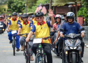 MOHD Na'im Mokhtar (tengah) menyertai Kayuhan Prihatin Wakaf pada majlis penutup Program Santuni Komuniti Madani Peringkat Kampung Angkat YB Menteri di Jabatan Perdana Menteri (Hal Ehwal Agama) di Dewan Orang Ramai Kampung Paya di sini, hari ini. - UTUSAN/FARIZ RUSADIO