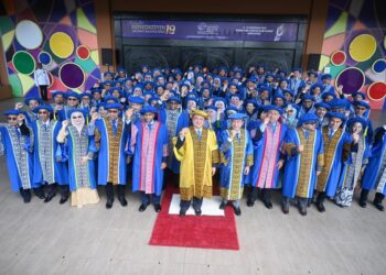 TUANKU Syed Faizuddin Putra Jamalullail (tengah) berkenan merakamkan gambar bersama selepas sidang kelima Istiadat Konvokesyen Unimap Ke-19 di Dewan Ilmu, Arau, Perlis hari ini.-UTUSAN/IZLIZAN OTHMAN