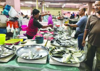 ORANG ramai membeli ikan segar di Pasar Siti Khadijah di Pasar Siti Khadijah, Kota Bharu, Kelantan. 
– UTUSAN/ROSLIZA MOHAMED