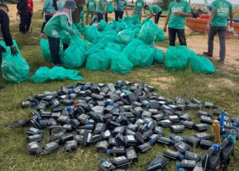 SEBAHAGIAN daripada sampah termasuk 254 botol minyak 2T yang dikutip sukarelawan GPI pada aktiviti gotong-royong membersih  Pantai Tanjunwg Kuala Kemasik, Kemaman, semalam. – UTUSAN/NIK NUR IZZATUL HAZWANI NIK ADNAN