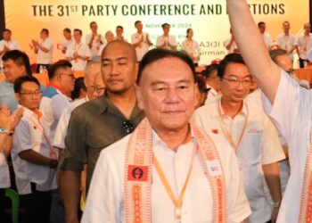 CHIN Su Phin (kiri) bersama Pengerusi GRS, Datuk Seri Hajiji Noor semasa menghadiri Mesyuarat Agung LDP di Kota Kinabalu, hari ini