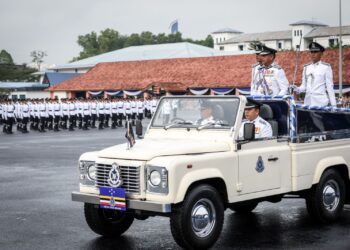 Razarudin Husain memeriksa perbarisan di Majlis Perbarisan Tamat Latihan Program Latihan Asas Kepolisan (PLAK) Inspector Pelatih, Sarjan Pelatih dan Konstabel Pelatih di Pusat Latihan Polis (PULAPOL), hari ini. -UTUSAN/MUHAMAD IQBAL ROSLI