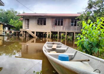 KAMPUNG Tersang, Rantau Panjang, Kelantan mula ditenggelami banjir sejak semalam-UTUSAN/ROHANA ISMAIL.