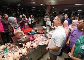 NGA Kor Ming (tengah) beramah mesra dengan peniaga selepas lawatan kerja rasmi untuk melihat perkembangan Projek Menaik Taraf Pasar Siti Khadijah, Kota Bharu, Kelantan. – UTUSAN/KAMARUL BISMI KAMARUZAMAN