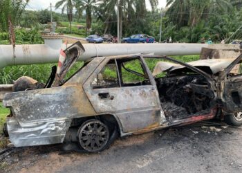 KERETA Proton Iswara yang terlibat kemalangan dan terbakar di Kampung Lanchang, Jalan Jasin-Merlimau, Melaka.