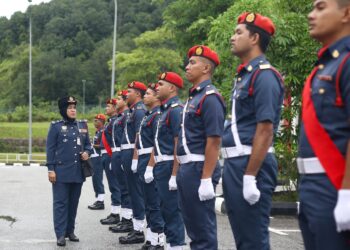 SAYANI Saidon memeriksa perbarisan pada Perhimpunan Bulanan November 2024 dan Majlis Sekalung Budi Pesara-pesara JBPM 2024 di Ibu Pejabat JBPM Perak di Bandar Meru Raya Ipoh hari ini. - UTUSAN/MUHAMAD NAZREEN SYAH MUSTHAFA