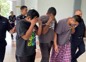 MUHAMMAD Ilyaas Jamaludin (dua dari kanan) ketika didakwa di Mahkamah Sesyen Seremban pada bulan lalu atas pertuduhan terhadap pelajar berusia 12 tahun di Lenggeng, Nilai, Seremban. -UTUSAN/NOR SHAFAWATI YUP