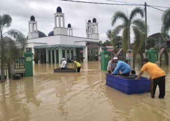 AHLI Jawatankuasa masjid bersama sukarelawan mengusung jemaah menggunakan takungan air bagi membolehkan mereka menunaikan solat Jumaat di Masjid Tuan Hussein di Titi Gajah, Alor Setar.