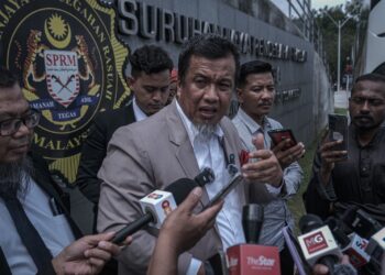 DATUK Zulkarnain Mahdar ketika sidang akhbar di luar bangunan SPRM di Putrajaya. - UTUSAN/FAIZ ALIF ZUBIR