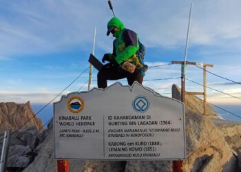 Kartina Abdul Ghani berjaya menerbitkan dua aplikasi mudah alih dari ketinggian 4,095 meter di Gunung Kinabalu, Sabah pada pendakian kelimanya kelmarin. - Gambar Sekretariat Ekpedisi AMB