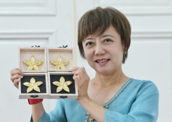 NICOLE Tan Lee Kon menunjukkan kerongsang dengan rekaan bermotifkan bunga lada. – UTUSAN/MOHD. SHAHJEHAN MAAMIN
