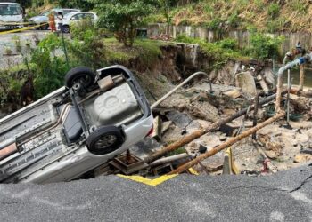KEADAAN kereta mangsa yang terjunam awal pagi semalam selepas berlaku insiden tanah runtuh kali kedua di Jalan Maju 1/14, Taman Lembah Maju, Pandan Indah, semalam.
