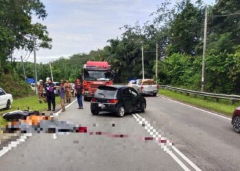 LOKASI kejadian dua beranak yang terbunuh selepas motosikal dinaiki mereka dirempuh kereta di Kilometer 12, Jalan Tampin-Gemas, Tampin pagi tadi.