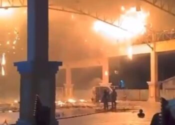 KEBAKARAN Dewan Arena Square Teluk Intan yang dipercayai berpunca daripada percikan bunga api dan mercun ketika sambutan hari lahir yang diadakan di dewan berkenaan kelmarin. - UTUSAN/IHSAN JBPM
