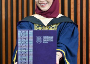 Pelajar Ijazah Sarjana Muda Pentadbiran Perniagaan (Kepujian) Kewangan, Nur Ain Sazali menerima ijazah sempena Konvokesyen UiTM Ke-100.