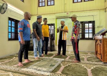 BEBERAPA penduduk setempat menunjukkan lokasi Allahyarham Yakob menghembuskan nafas terakhirnya ketika mengimamkan solat Subuh di Surau Permatang Pak Elong, Penaga, Kepala Batas, Pulau Pinang.-UTUSAN/SITI NUR MAS ERAH AMRAN