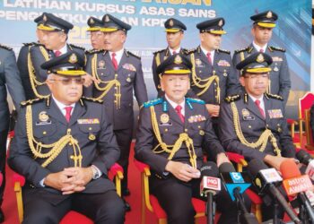 ARMIZAN Mohd. Ali (duduk, tengah) pada sidang akhbar Majlis Perbarisan Tamat Latihan Kursus Asas Sains Penguatkuasaan KPDN 2024 di Alor Gajah, Melaka.