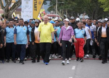 SULTAN Nazrin Muizzuddin Shah dan Tuanku Zara Salim menyertai acara Larian Hari Keputeraan di Kuala Kangsar hari ini. - UTUSAN/ZULFACHRI ZULKIFLI