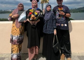 AHMAD Kamarul Shafieq Kamarudin (kanan) bersama isterinya, Maimunah Mat dan dua anaknya, Nur Ardiena dan Azwa Shamimi  di Putrajaya, semalam. – UTUSAN/WAN ZURATIKAH IFFAH WAN ZULKIFLI