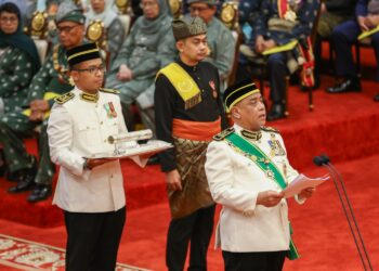 SAARANI Mohamad menyampaikan sembah ucapan pada Istiadat Menghadap Sembah Taat Setia dan Penganugerahan Darjah Kebesaran sempena sambutan Ulang Tahun Hari Keputeraan Sultan Nazrin Muizzuddin Shah ke-68 di Istana Iskandariah di Kuala Kangsar hari ini. - UTUSANMUHAMAD NAZREEN SYAH MUSTHAFA