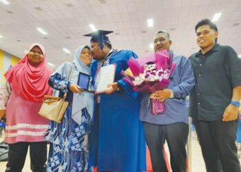 MOHAMMAD Syafizul Zolkurnin (tiga dari kiri) bersama ahli keluarga selepas menerima Anugerah Pingat Emas Canselor pada sidang satu Istiadat Konvokesyen Unimap Ke-19 di Dewan Ilmu, Arau, Perlis, semalam. 
– Mingguan/ASYRAF MUHAMMAD