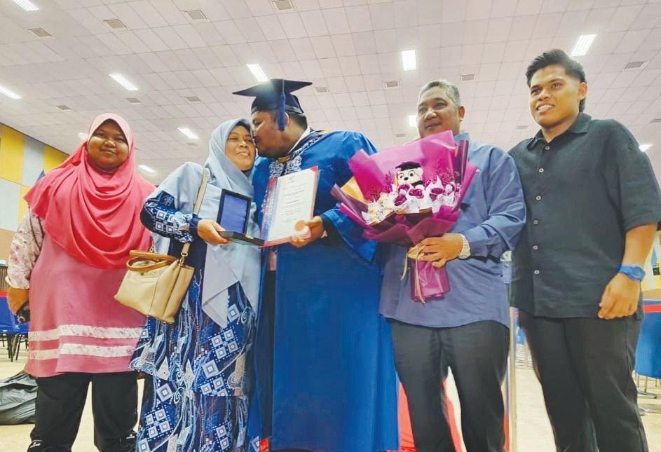 Anak pemandu forklift dua kali terima Anugerah Pingat Emas Canselor