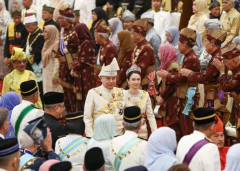 SULTAN Nazrin Muizzuddin Shah bersama Raja Permaisuri Perak,  Tuanku Zara Salim berangkat ke Istiadat Menghadap Sembah Taat Setia dan Penganugerahan Darjah Kebesaran sempena sambutan Ulang Tahun Hari Keputeraan Baginda ke-68 di Istana Iskandariah di Kuala Kangsar hari ini. - UTUSANMUHAMAD NAZREEN SYAH MUSTHAFA