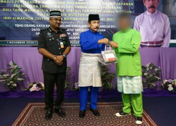 AB. Wahab Azizul Hassan menyampaikan kurniaan makanan tengah hari kepada tahanan di Pusat Koreksional Batu Gajah hari ini. - UTUSAN/MUHAMAD NAZREEN SYAH MUSTHAFA