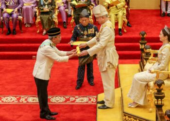 SYED Danial Syed Ahmad menerima Darjah Dato’ Seri Paduka Mahkota Pe­rak (SPMP) yang membawa gelaran Datuk Seri pada Istiadat Penganugerahan Darjah Kebesaran Negeri Perak Darul Ridzuan Sempena Sambutan Ulang Tahun Hari Keputeraan Ke-68 Sultan Perak di Istana Iskandariah di Kuala Kangsar hari ini. - UTUSAN/MUHAMAD NAZREEN SYAH MUSTHAFA