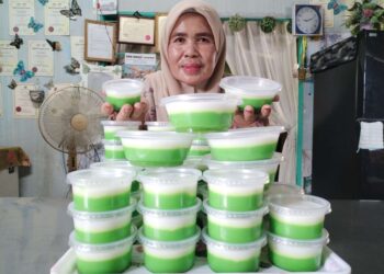 WAN Som Wan Ismail menunjukkan kuih tepung pelita dihasilkan di kediamannya di Kampung Teluk Tasik, Setiu, semalam. – UTUSAN/WAN ZURATIKAH IFFAH WAN ZULKIFLI
