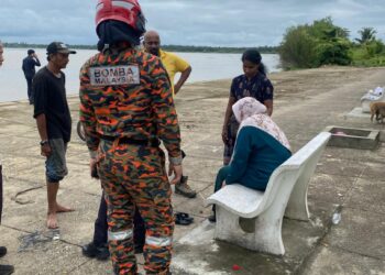SEORANG wanita hamil yang cuba terjun Sungai Perak diselamatkan orang awam dalam kejadian di Dataran JPS, Teluk Intan hari ini. - UTUSAN