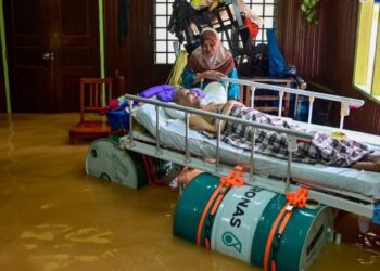 CHE NOH Che Hassan yang mengalami  masalah saraf tulang belakang terlantar di atas katil terapung di rumah mereka di Kampung Chapu, Hulu Terengganu. - UTUSAN/PUQTRA HAIRRY ROSLI