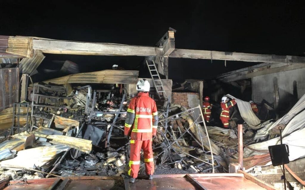 Tiga kedai musnah terbakar