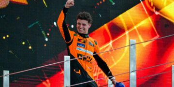 PEMANDU McLaren dari Britain, Lando Norris meraikan kejayaan di podium selepas memenangi Grand Prix (GP) Formula Satu (F1) Hungary - AFP